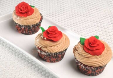 Cupcakes-red-velvet-con-chispas-de-chocolate-y-frosting-de-avellana-385x267.jpg